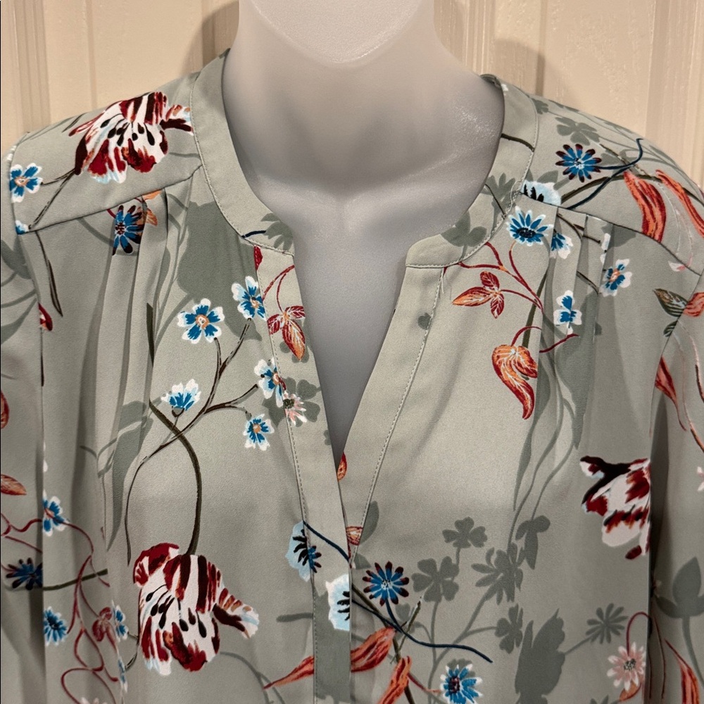 NYDJ Sage Green Floral Blouse. Sz Medium - Picture 2 of 8